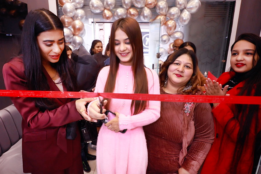 International Makeup Educator in Noida Delhi